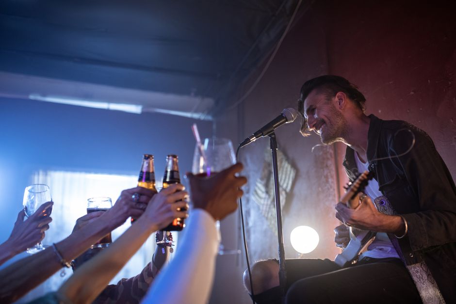 How Do I Choose a Party Bar Near Me for My Group?